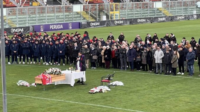 Folla commossa allo stadio per l’ultimo saluto al massaggiatore