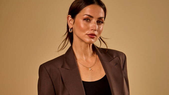 Ana De Armas conquista Jeddah con giacca Brunello Cucinelli