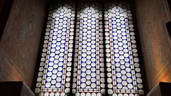 Restaurata la vetrata storica della Sala dei Notari