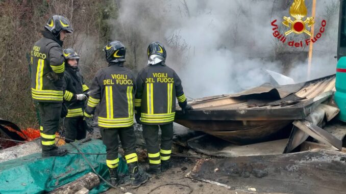 Escavatore salvato dalle fiamme nel deposito edile a Montone