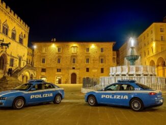 Scontro con coltello in piazza, notte di caos nel centro città