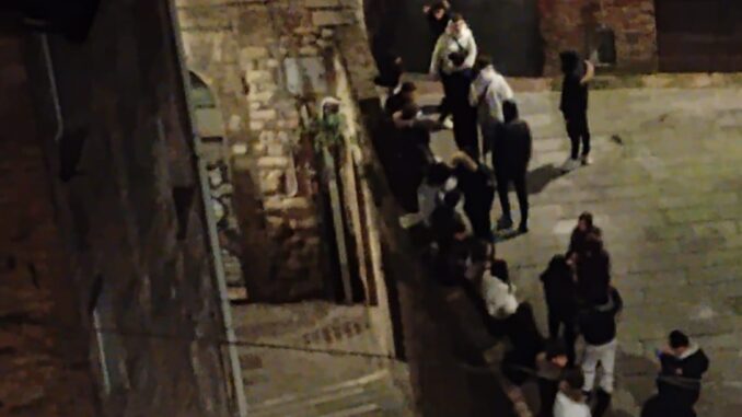 Caos notturno travolge l'Acropoli: 112 placa la furia