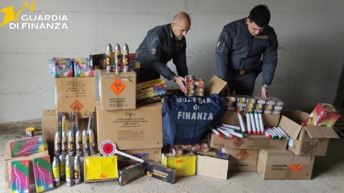 Sequestrati oltre 33mila fuochi d’artificio, titolare nei guai