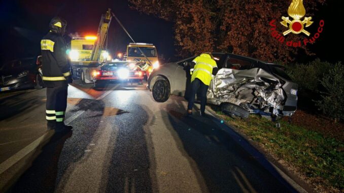 Incidente a Campello auto ne tampona 4 in sosta ferito conducente