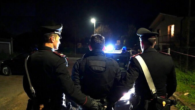 Aggredisce connazionali con machete in centro: fermato 25enne