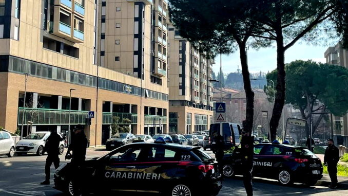 Blitz dei carabinieri all'Ottagono di Fontivegge bloccato 18enne