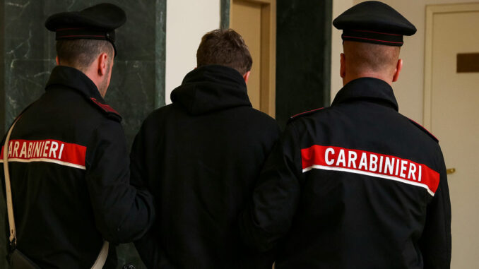 Ragazzo di 21 anni arrestato per estorsione e violenza a Perugia