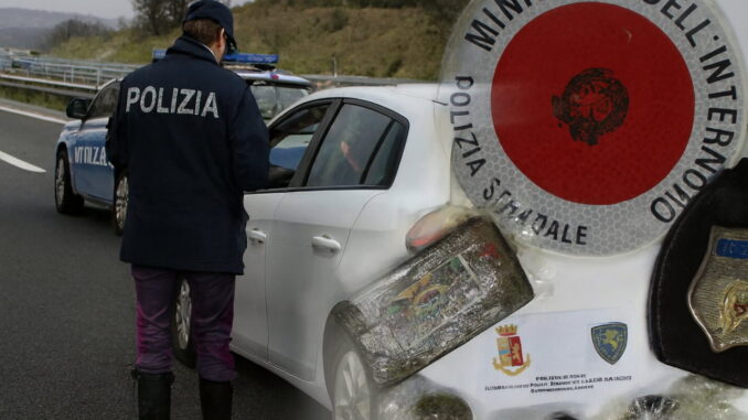 Polizia ferma auto in A1 e scopre hashish ben nascosto