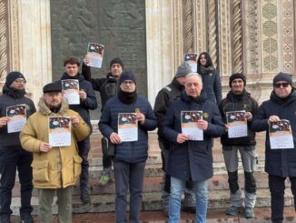 Flash mob dei lavoratori Fabbricerie davanti al Duomo di Orvieto