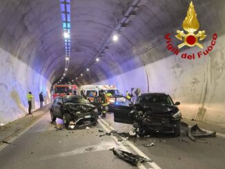 Incidente in galleria, feriti estricati e traffico bloccato