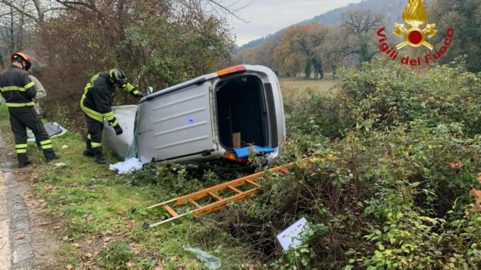 Vettura ribaltata a Cenerente di Perugia, estratto vivo il conducente