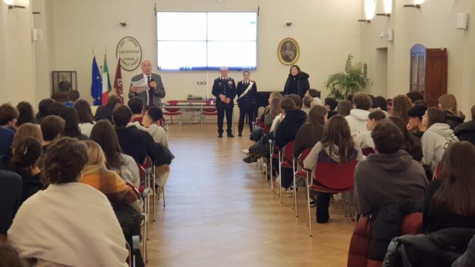 Incontri sulla legalità, studenti dialogano con Carabinieri