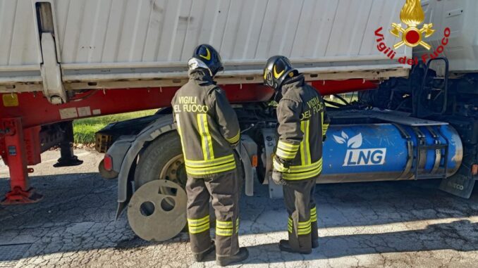 Vigili del fuoco neutralizzano fuga di GNL sulla E45