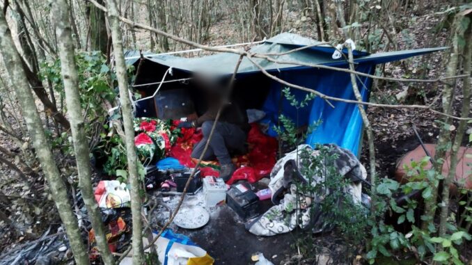 Spoleto: si nascondeva in un giaciglio che utilizzava come base per lo spaccio