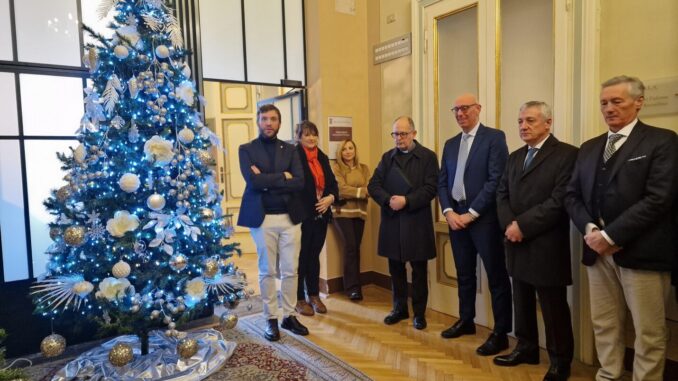 Perugia: l’arcivescovo Maffeis benedice il presepe in Provincia