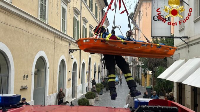 Vigili del fuoco calano anziana dal quarto piano a Terni