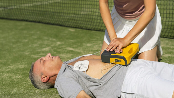 Infarto al padel, maestra salva vita con defibrillatore