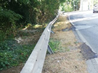 Guard rail piegato offende Volumni, servono interventi rapidi