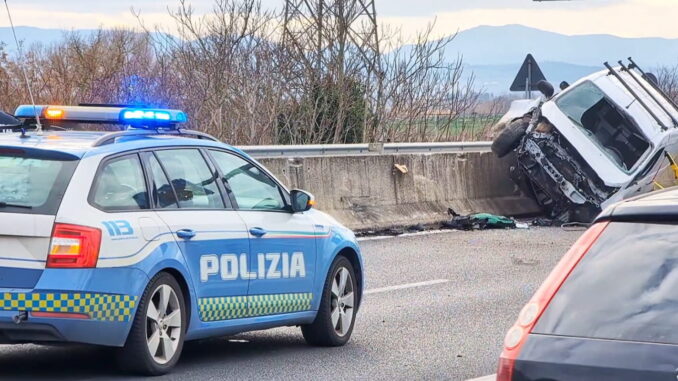 Incidente ribalta furgone sulla Flaminia a Sant'Eraclio ferito conducente