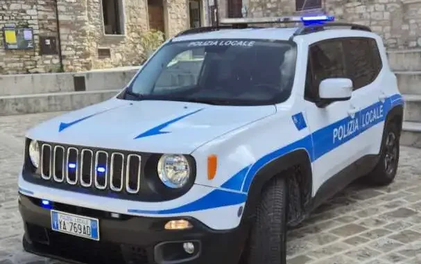 Patente falsa scoperta durante controllo: denunciato un automobilista