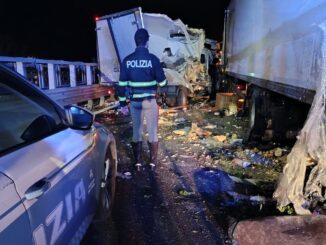 Incidente in A1 blocca la notte: carreggiata chiusa e un ferito grave