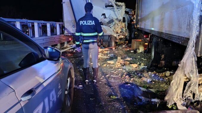 Incidente in A1 blocca la notte: carreggiata chiusa e un ferito grave