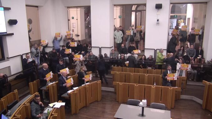 Scontro sulla manovra fiscale infiamma il dibattito a Perugia