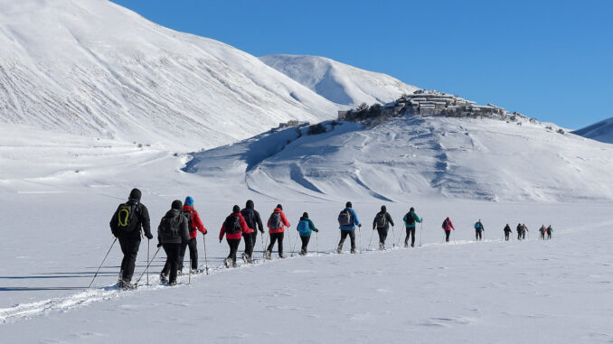 Gelo domina l’altopiano e richiama escursionisti a Castelluccio