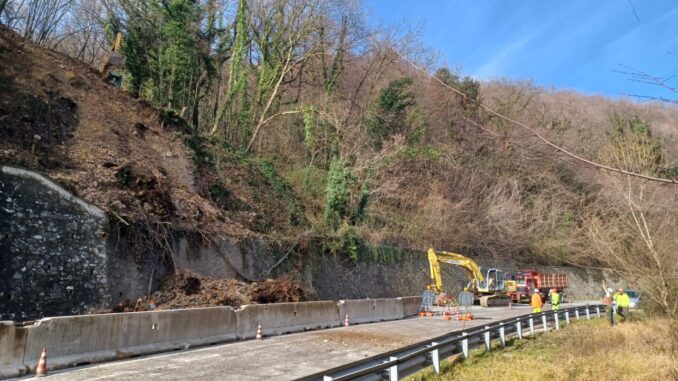 Frana sulla Flaminia a Strettura riapre il traffico dopo giorni di caos
