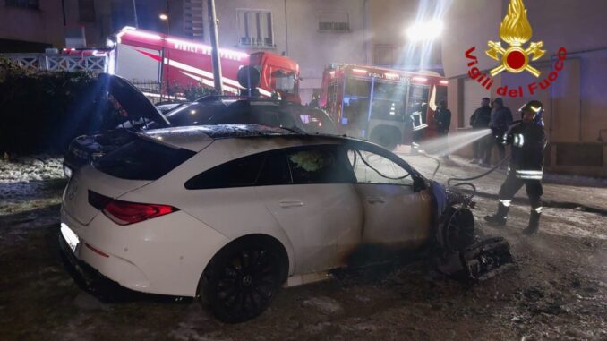 Incendio nella notte, diverse auto devastate dalle fiamme, accade a Gualdo Tadino