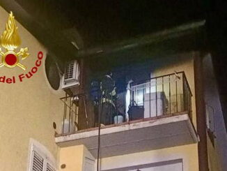 Incendio devasta mansarda di tre piani, una persona in ospedale