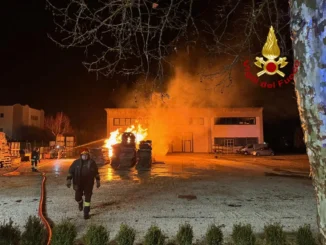 Incendio falegnameria devasta depositi esterni a Spoleto