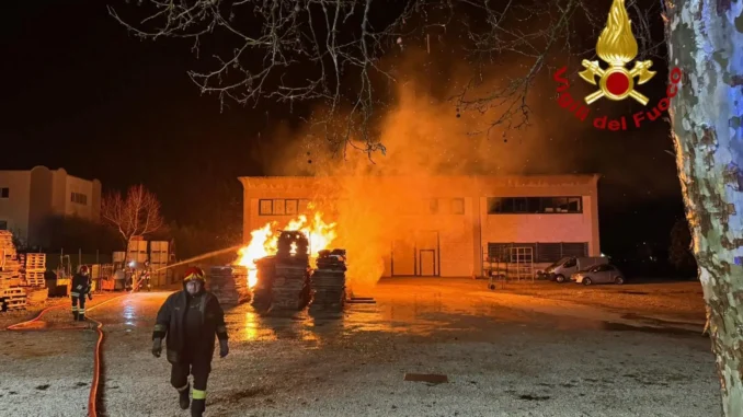 Incendio falegnameria devasta depositi esterni a Spoleto