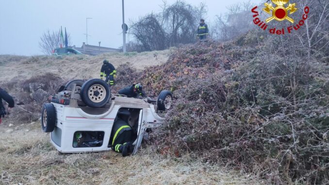 Incidente Norcia auto ribaltata, Vigili del Fuoco in intervento rapido