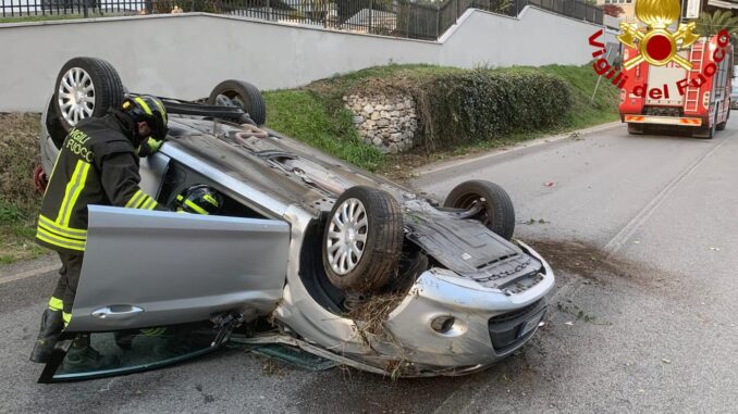 Incidente grave sulla SS209, ottantenne estratto dai vigili del fuoco