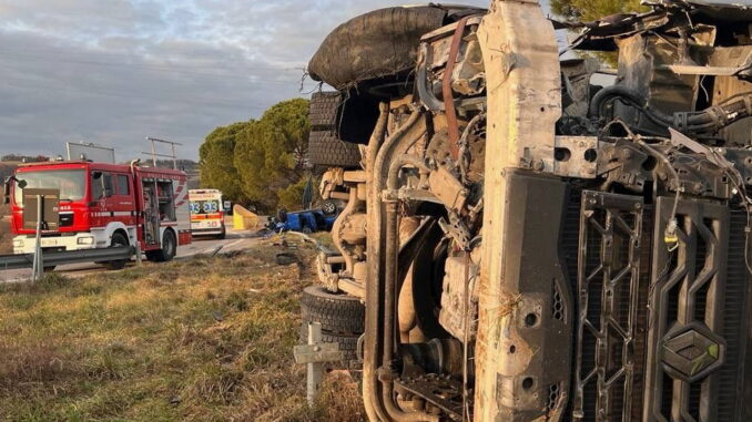 Incidente E45 blocca traffico: mezzo pesante si ribalta