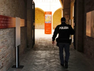 Arresto a Foligno: 26enne sfonda porta a calci e occupa la camera