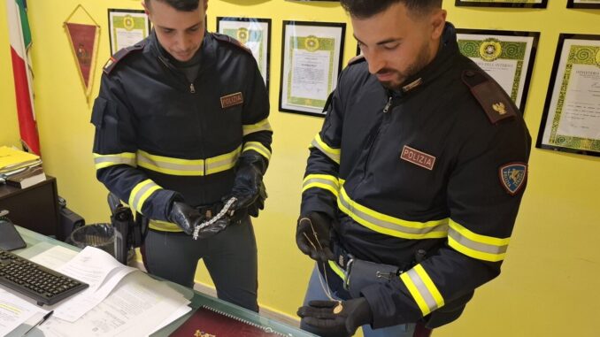 Falso maresciallo truffa a due anziani Polizia blocca giovani in fuga