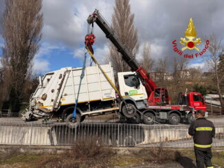 Recupero camion della nettezza urbana fermato da rottura balestra a Fossato di Vico