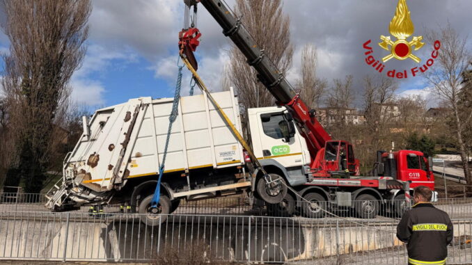 Recupero camion della nettezza urbana fermato da rottura balestra a Fossato di Vico