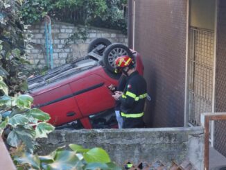 Auto precipita in cortile privato da via Fonti Coperte a Perugia, 2 donne ferite