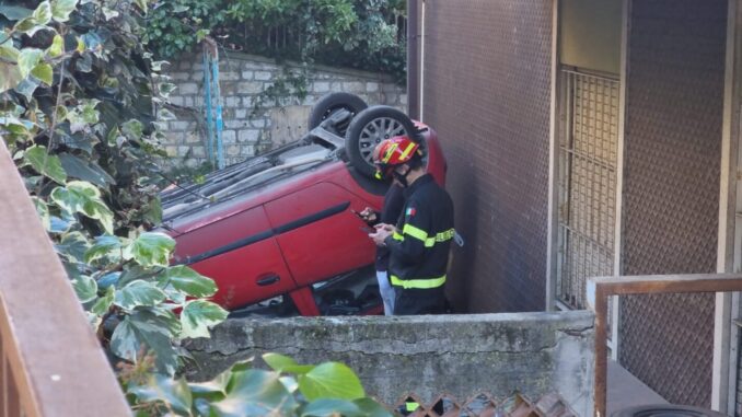 Auto precipita in cortile privato da via Fonti Coperte a Perugia, 2 donne ferite