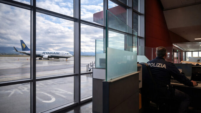 Arresto in aeroporto dopo controllo su condanne pendenti