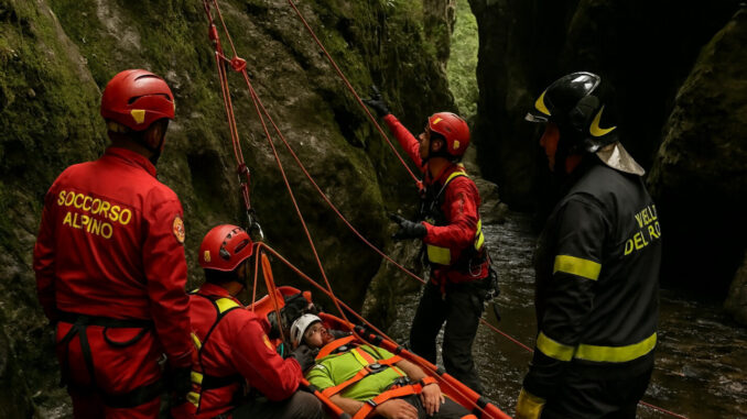 Soccorso alpino in azione nelle forre di Prodo a Orvieto
