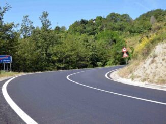 Incidente moto sulla SR257, centauro finisce nel dirupo