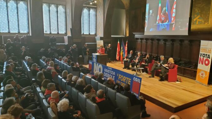 Perugia, in centinaia alla sala dei Notari con Landini per dire No al referendum