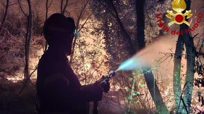 Incendio boschivo a Fabro devasta 500 metri di fronte