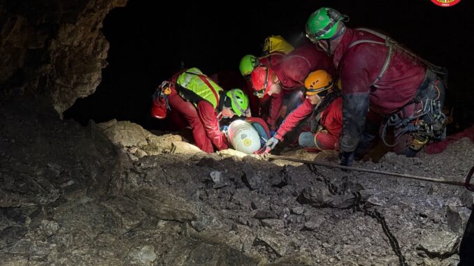 Cade nella grotta del Chiocchio, salvata speleologa