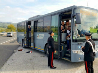 Auto rubata con l'inganno ladro keniota in fuga sulla E45, catturato su un autobus