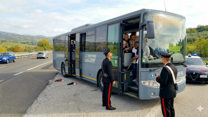 Auto rubata con l'inganno ladro keniota in fuga sulla E45, catturato su un autobus